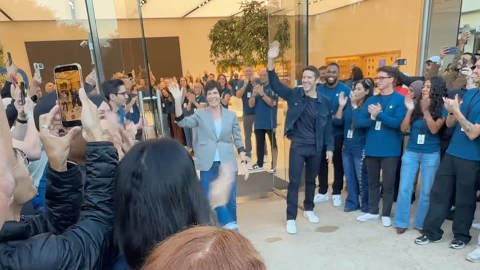 John Ternus welcomes iPhone Duo line at Austin Apple Store