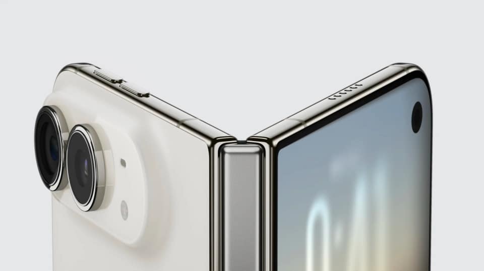 Looks like iPhone Duo avoided the curse of the crease