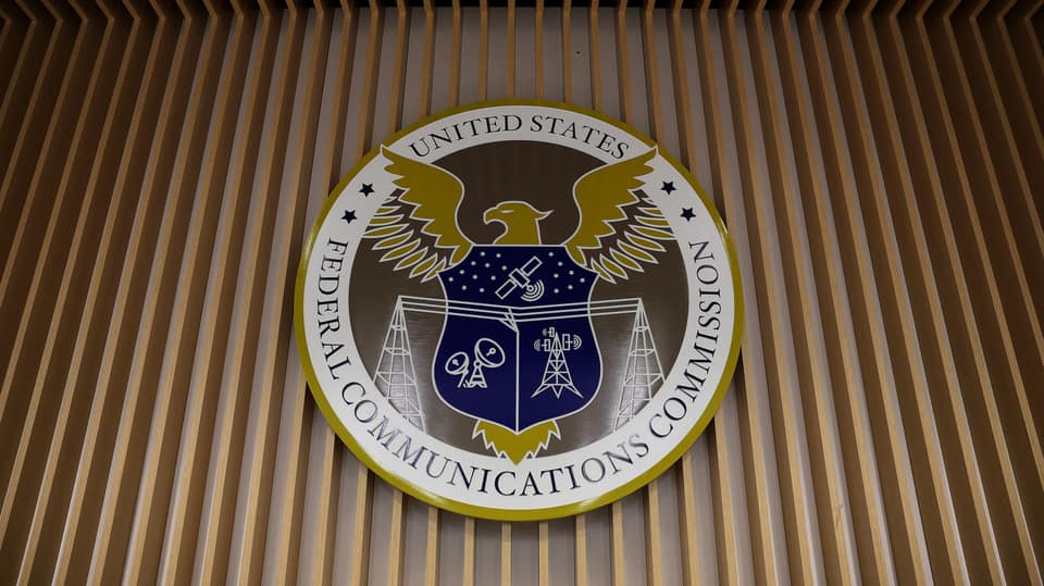 FCC chair wants to let prisons jam illegal cellphones