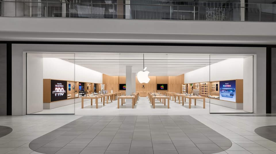Apple Store Near Los Angeles Closed Due to 'Events Beyond Our Control'