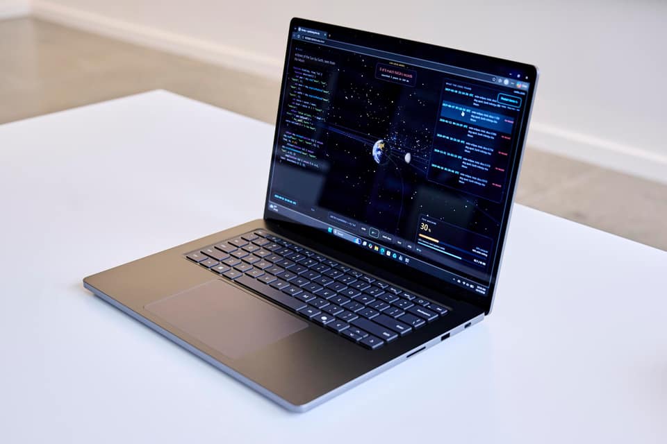 Microsoft&#8217;s new Surface Laptop Ultra update fixes reboot and display bugs