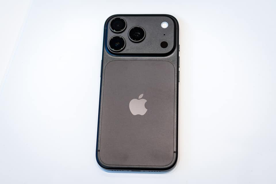 The black iPhone Pro returns