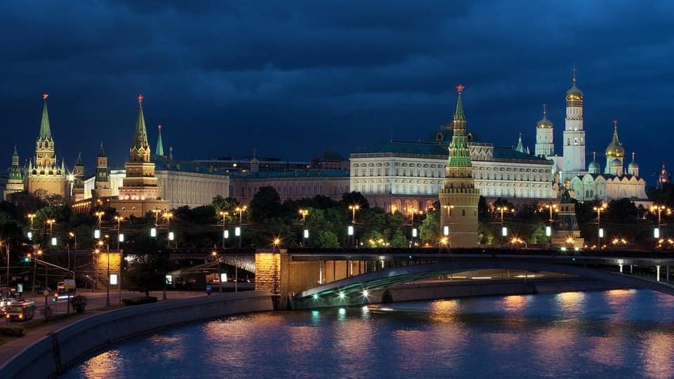 Russia orders Apple to surrender users' messages on demand