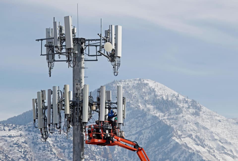 SpaceX’s mobile carrier push reportedly involves tapping into 80,000 cell sites