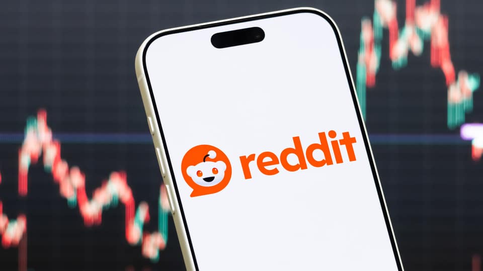 Reddit will force users to log in as AI is killing search traffic