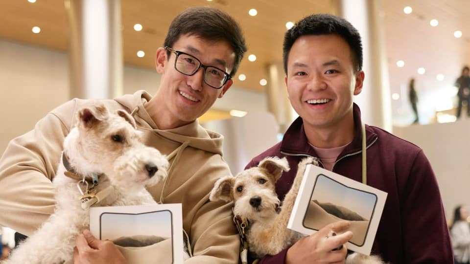 The iPhone Duo finally makes its way into customers' hands
