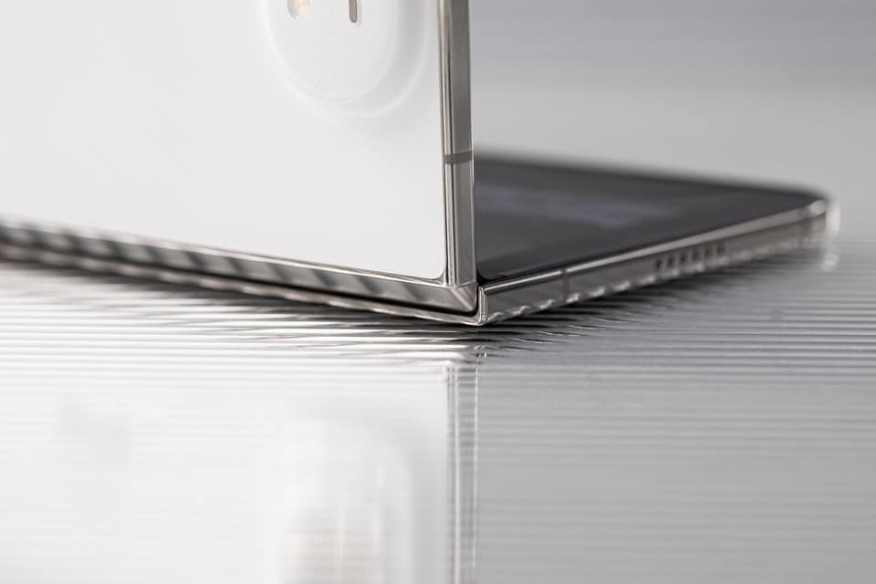 Apple acknowledges iPhone Duo display &#8216;issue&#8217; after reports of cracked screens