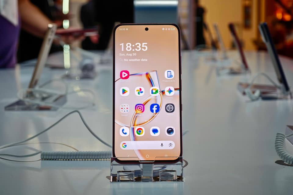 TCL’s new Nxtpaper phone offers both e-reader and OLED