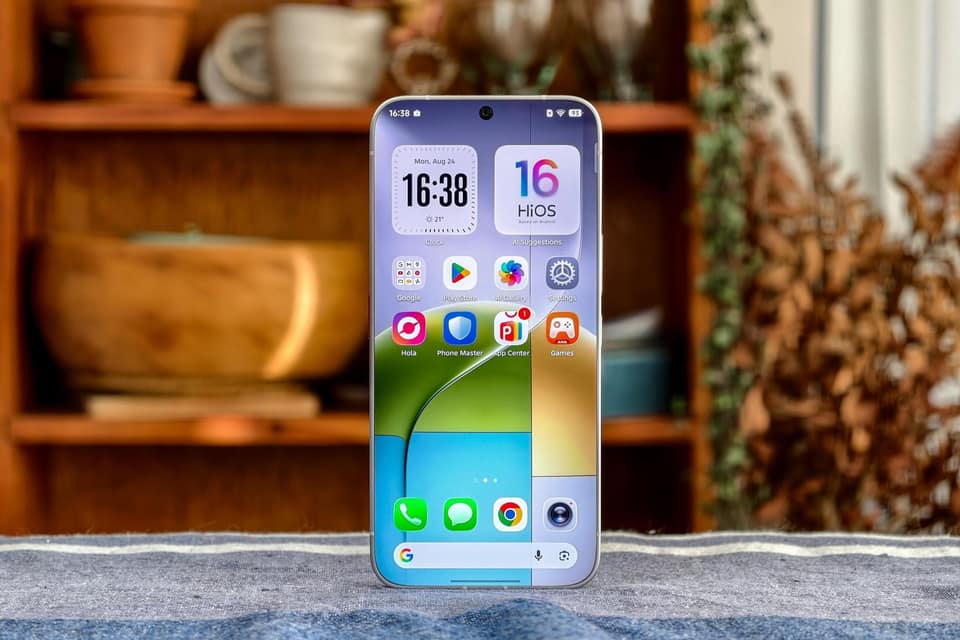 I held the first truly bezel-free phone