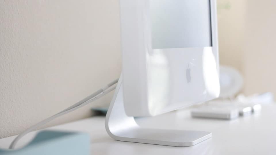 Today in Apple history: iMac G5 takes a page out of the iPod’s playbook