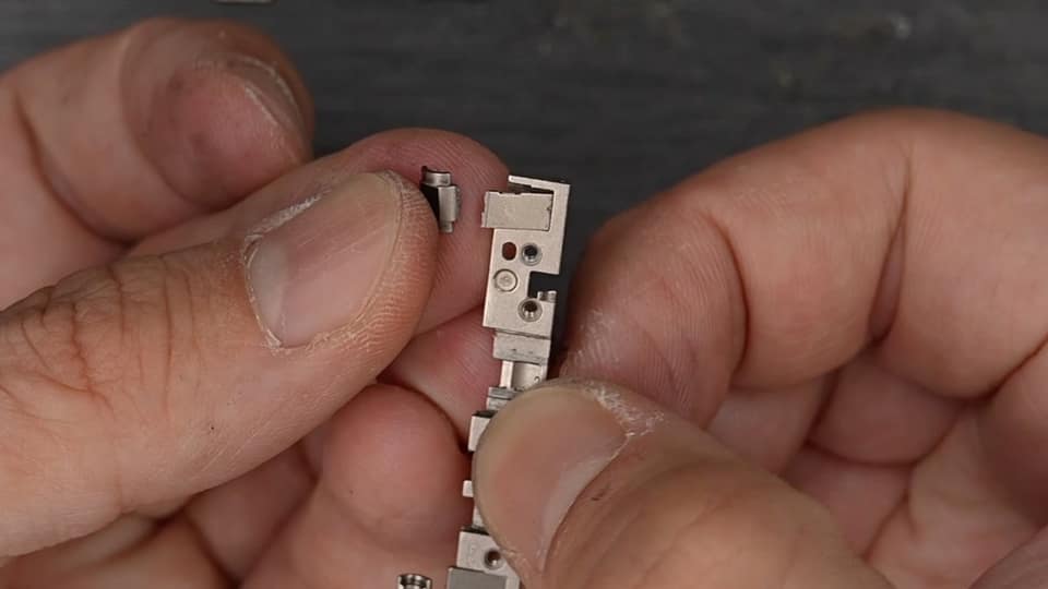 Hinge damage suspected to be behind iPhone Duo screen cracks