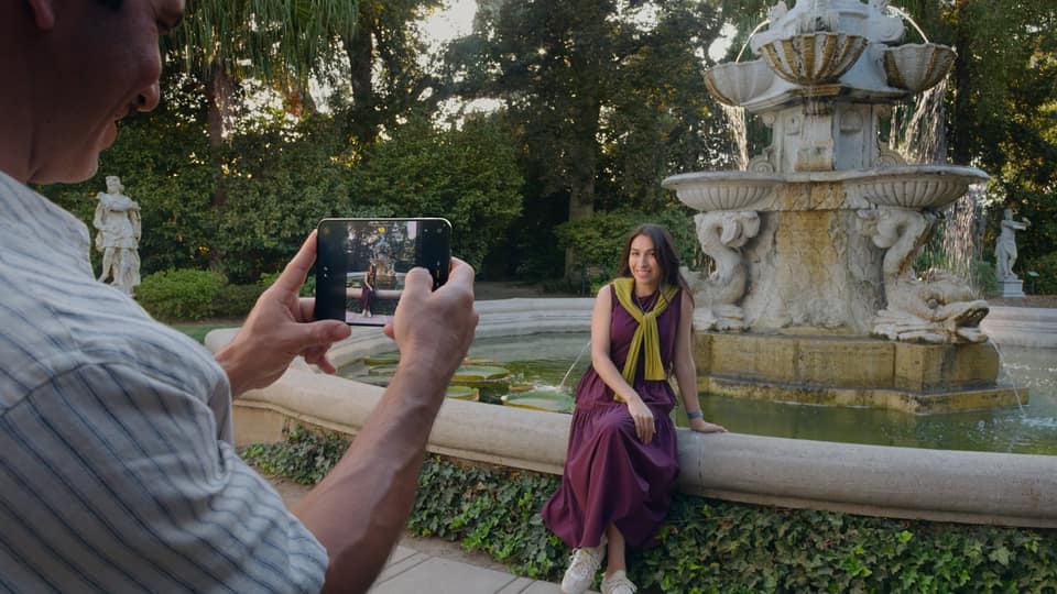 iPhone Duo: Give Your Camera Subject a Picture Preview