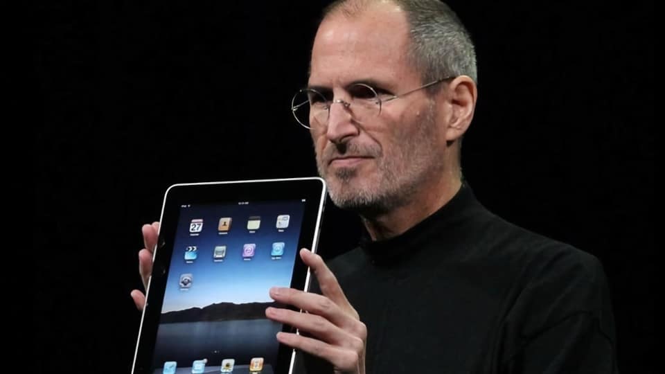 Ternus and Cook commemorate Steve Jobs on the 15th anniversary of his death