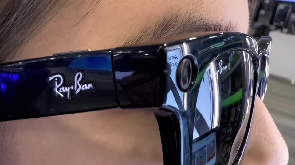 The best ways to tell if someone is using AI glasses